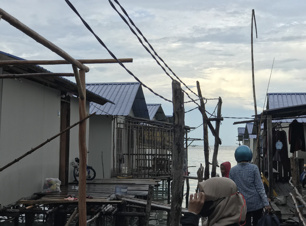 Kabel listrik PLN memanjang hingga ke depan rumah perkampungan pesisir Teluk Ahway titik nol Galang. Kamis (7/11/2024). (Foto: Jhonwesly)